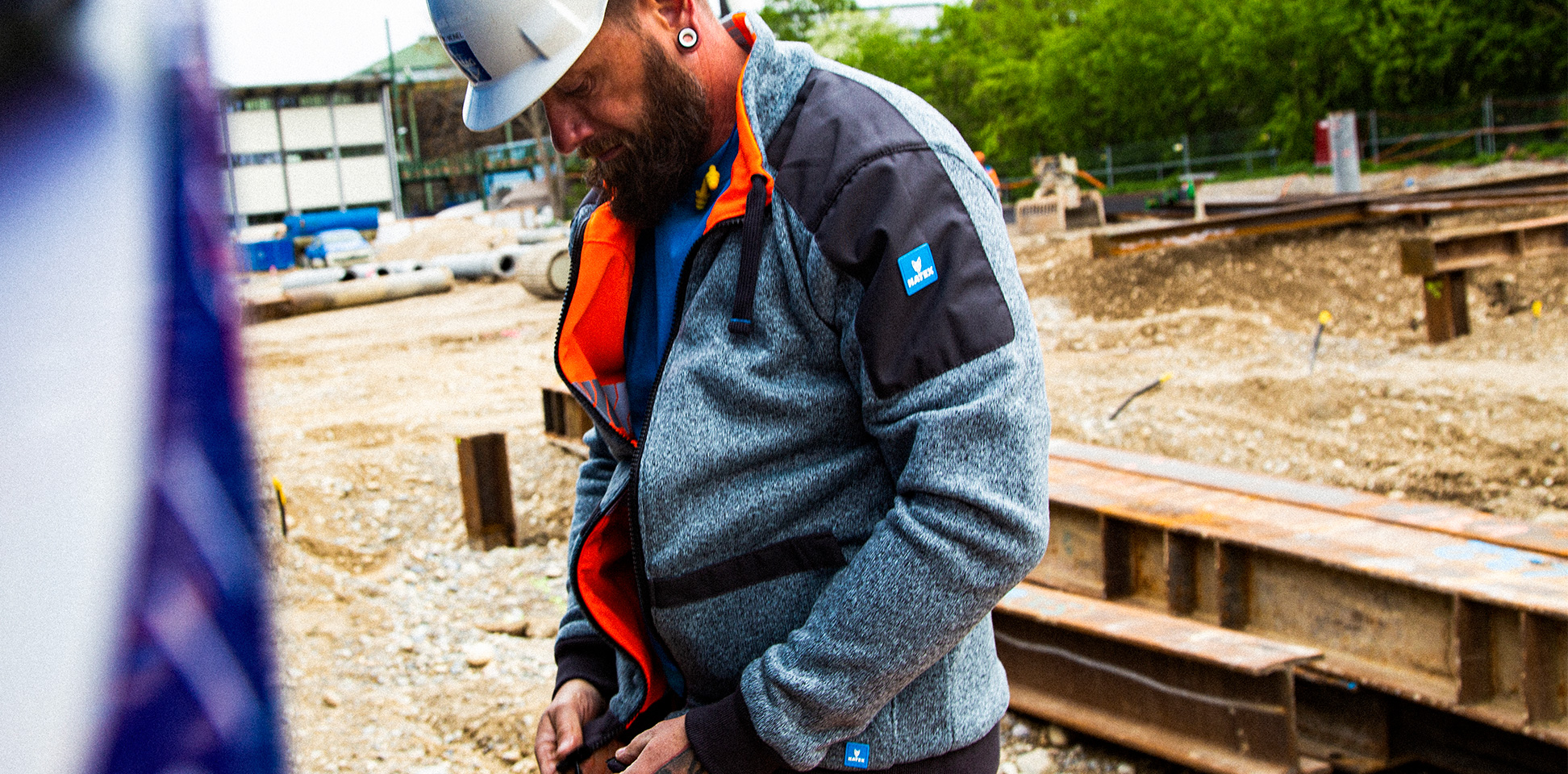 Travailleur sur un chantier avec sweat à capuche d'avertissement XPERT