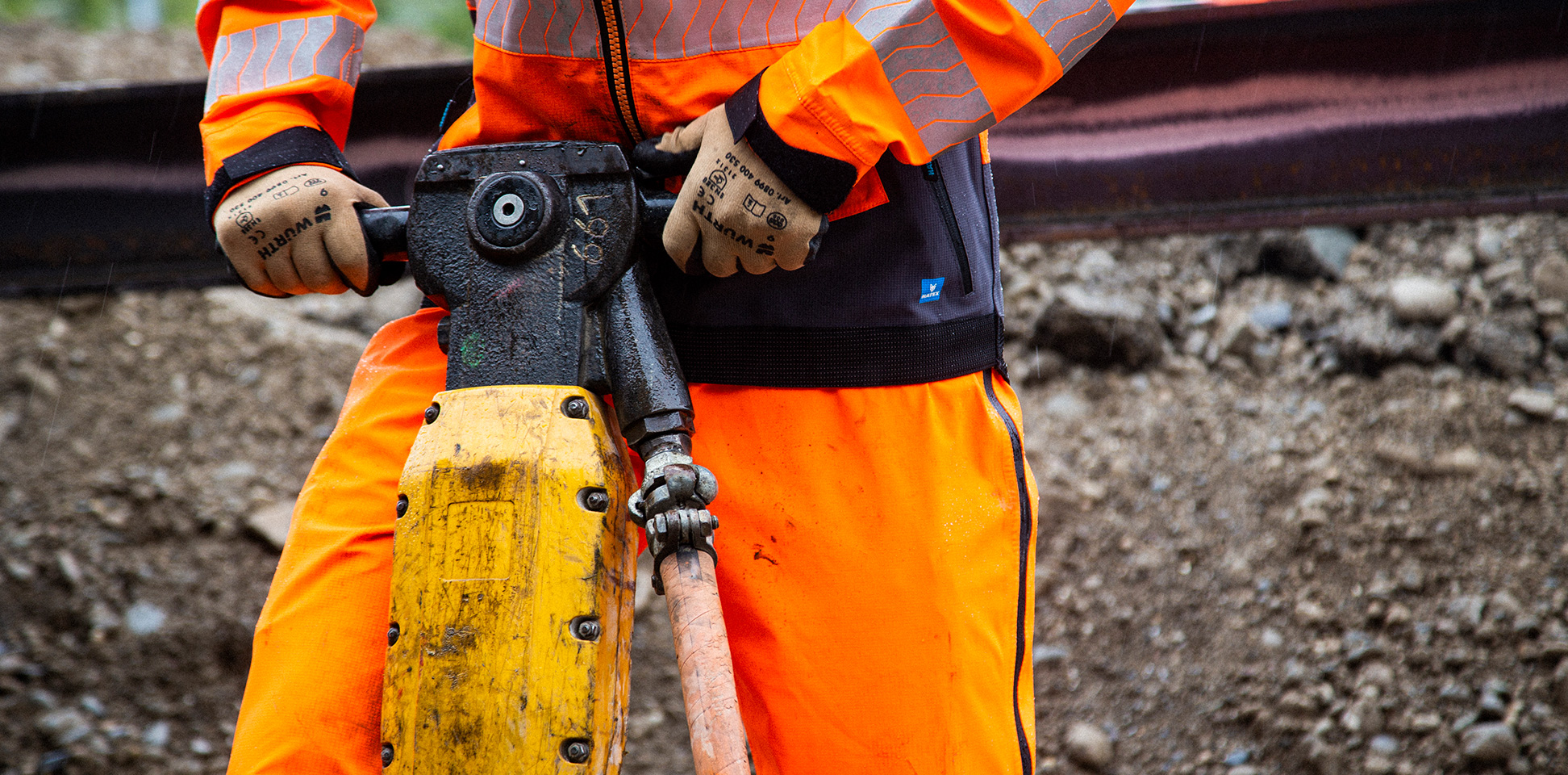 Bauarbeiter mit Warnkleidung auf einer Baustelle